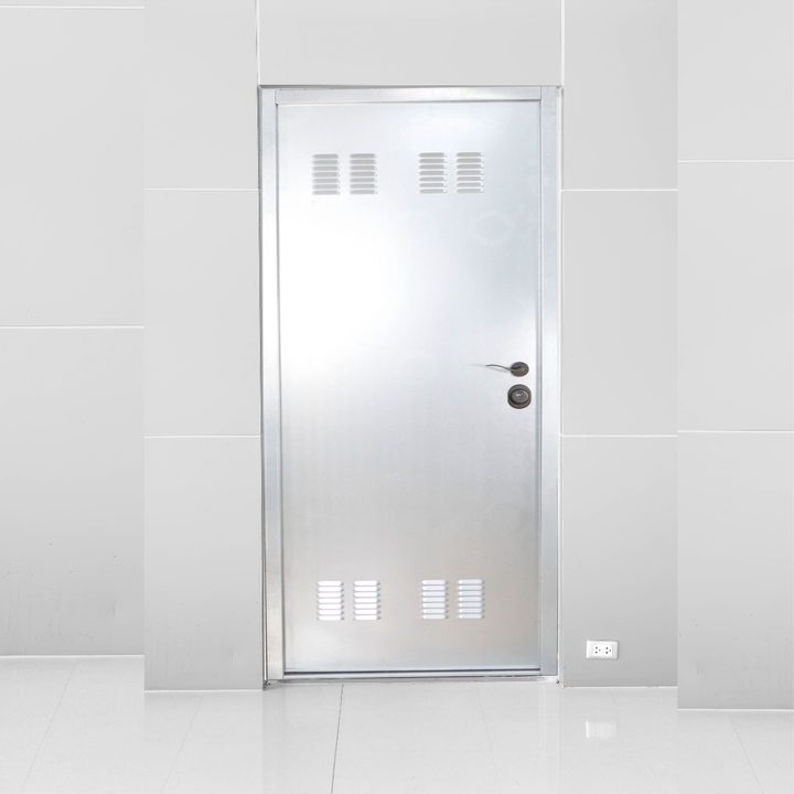 Puerta metálica de trastero con rejillas de ventilación arriba y abajo